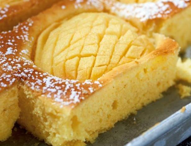 Jablečný krupicový koláč