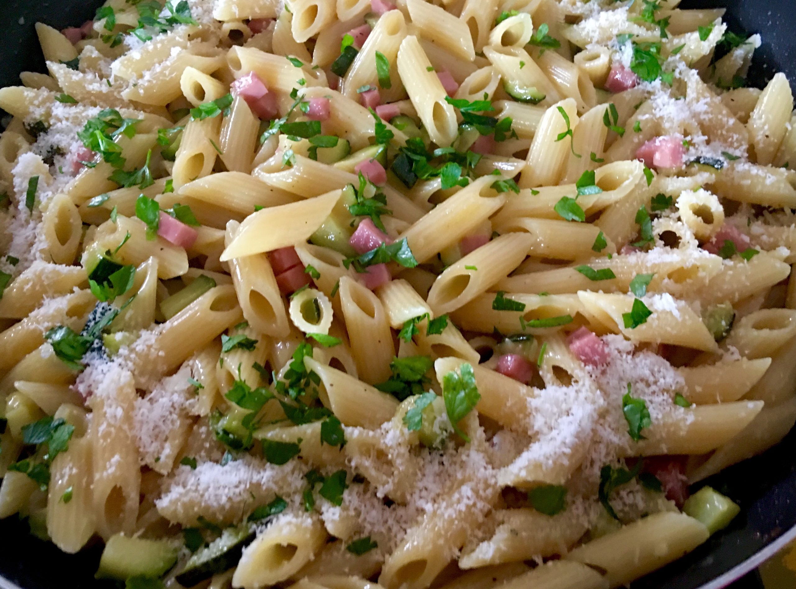 Vařená šunka a cuketové carbonara