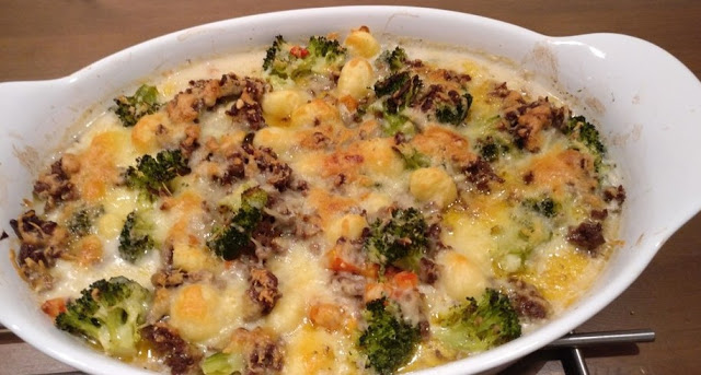 Zapečené gnocchi se zeleninou a masovou omáčkou