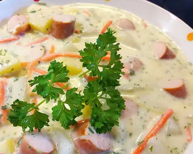 Kedlubenový bramborový guláš s vídeňskými klobásami