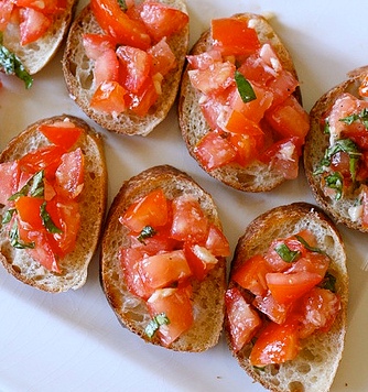 Čerstvá rajčata a bazalková bruschetta