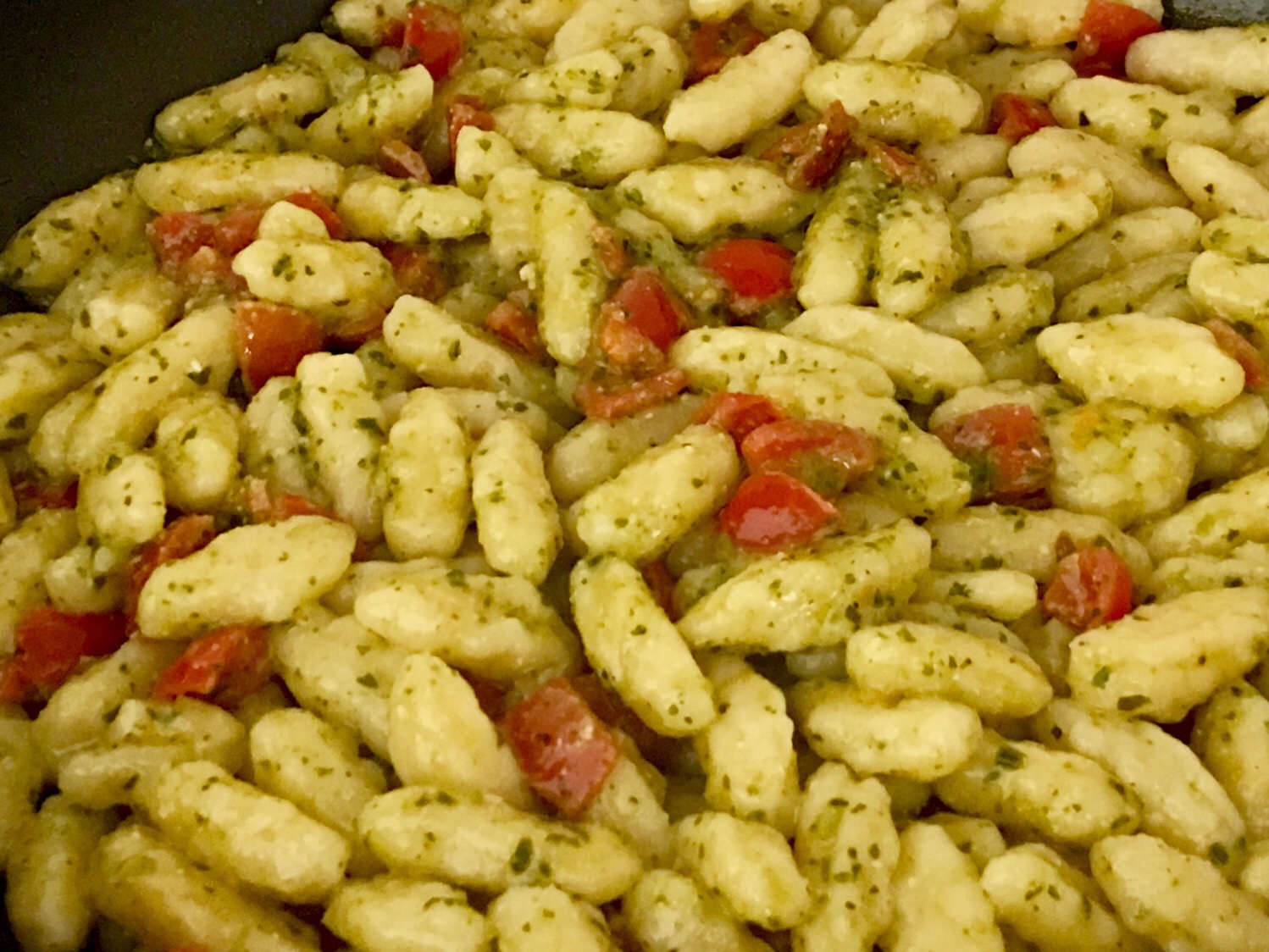 Cavatelli s pestem a třešňovými rajčaty