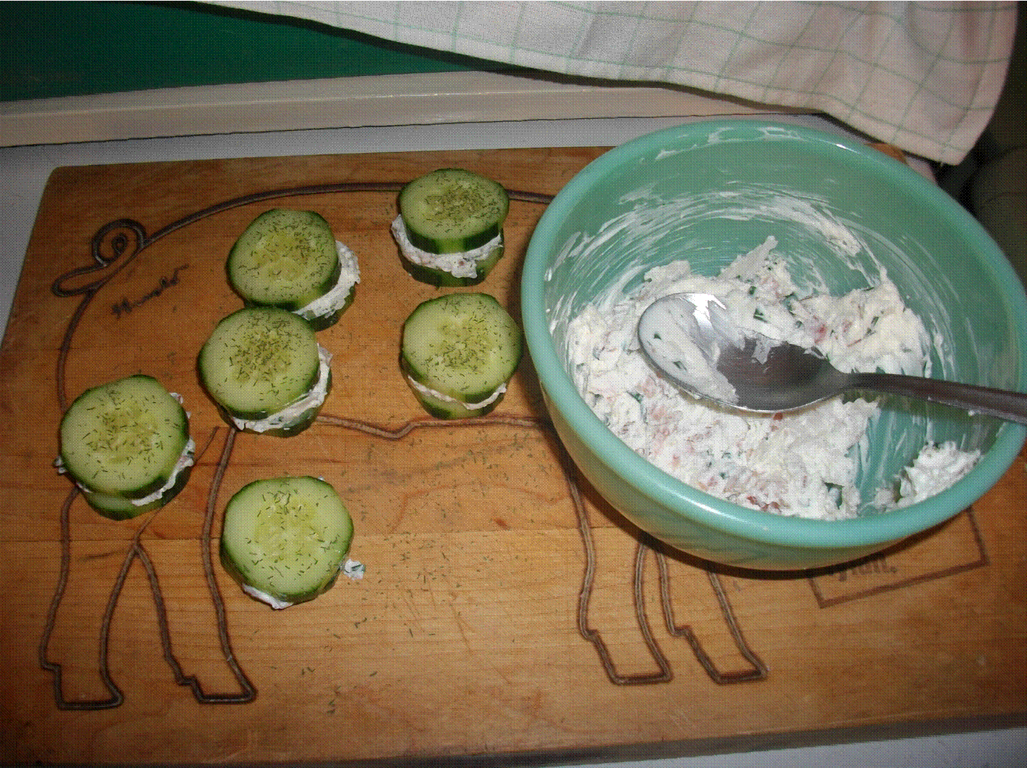 Mini okurkový sendvič s krabem a slaninou