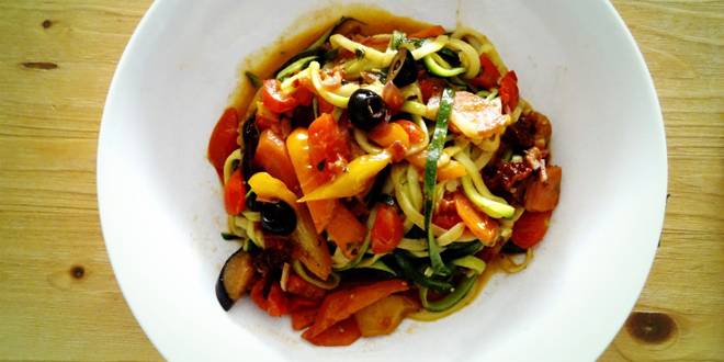 Nízkosacharidové cuketové nudle s pikantní zeleninou