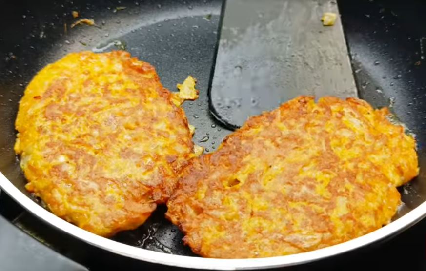 Dříve nikdo nechtěl zelí, teď, když tyto palačinky připravuji s ním, všichni utíkají. Pouze 95 kcal!