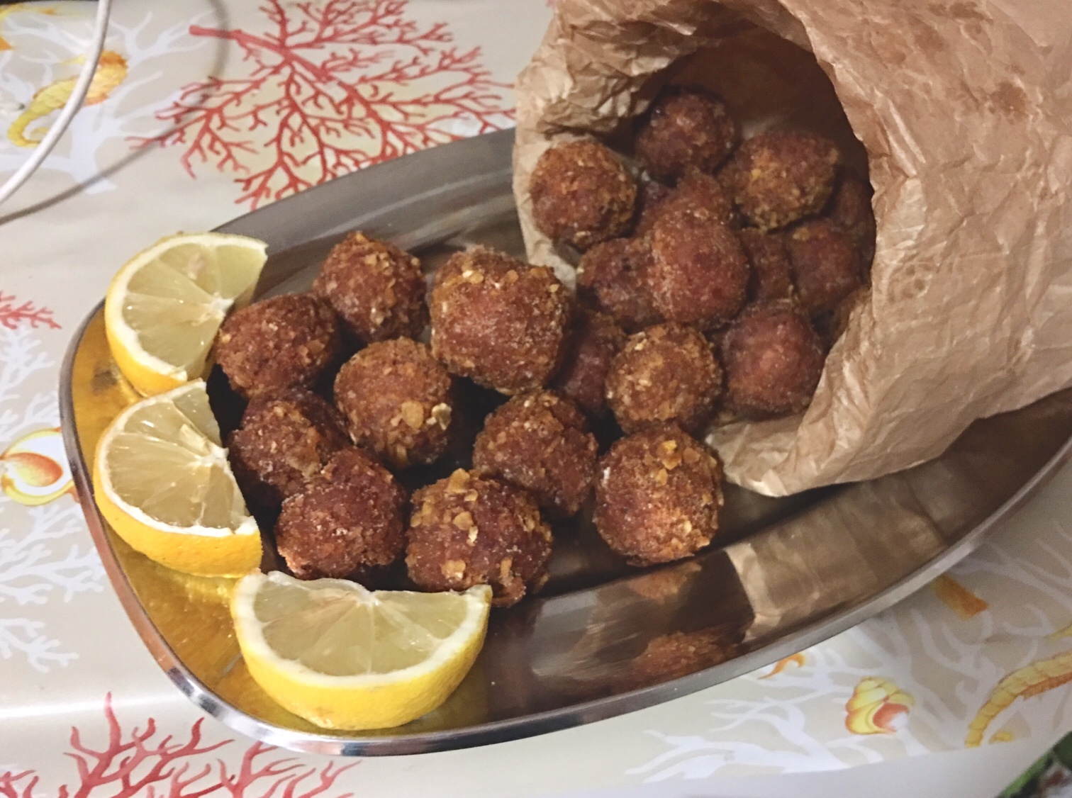 Smažené bramborové a masové kuličky