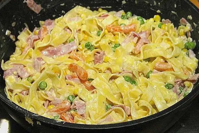 Recept na těstoviny se smetanovým šunkovým sýrem: rychlé, levné a vydatné