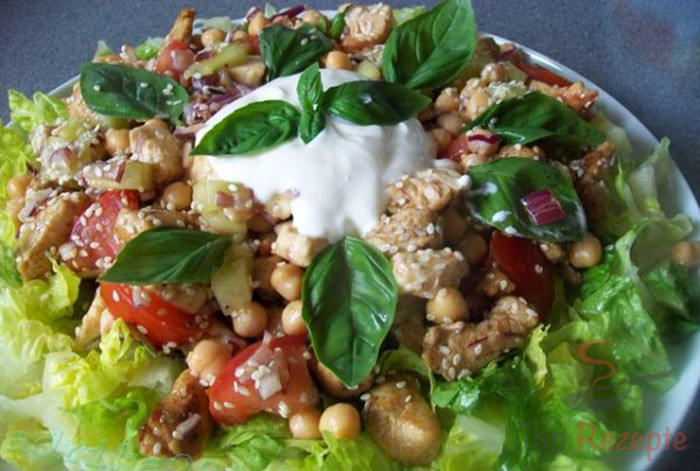 Chutný a sytý salát z kuřecího masa a cizrny