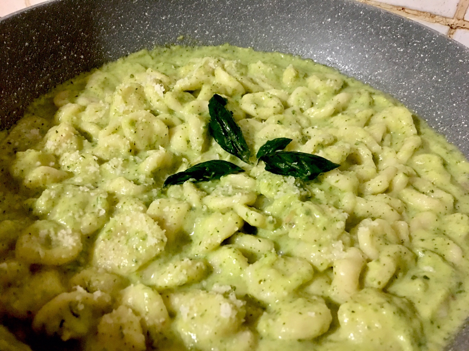 Domácí orecchiette s ančovičkami a cuketovým pestem