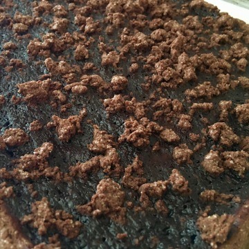 Kakaový koláč s marmeládou a čokoládou