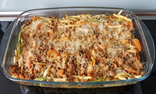 Zapečené špagety s mletým masem a hráškem