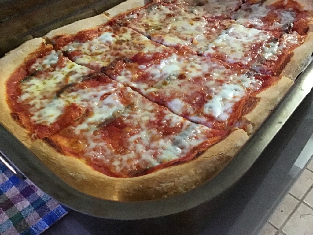 Pizza s dlouhým kynutým těstem