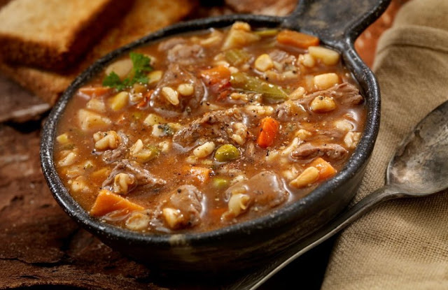 Tradiční vinný hrnec s hovězím a zeleninou