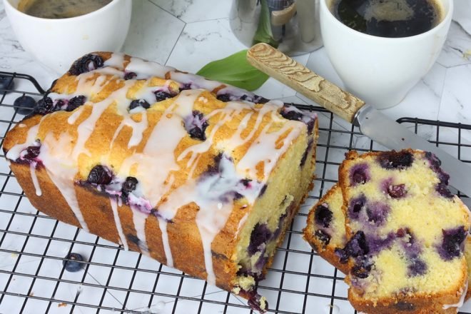 Borůvkový jogurtový chlebíčkový koláč