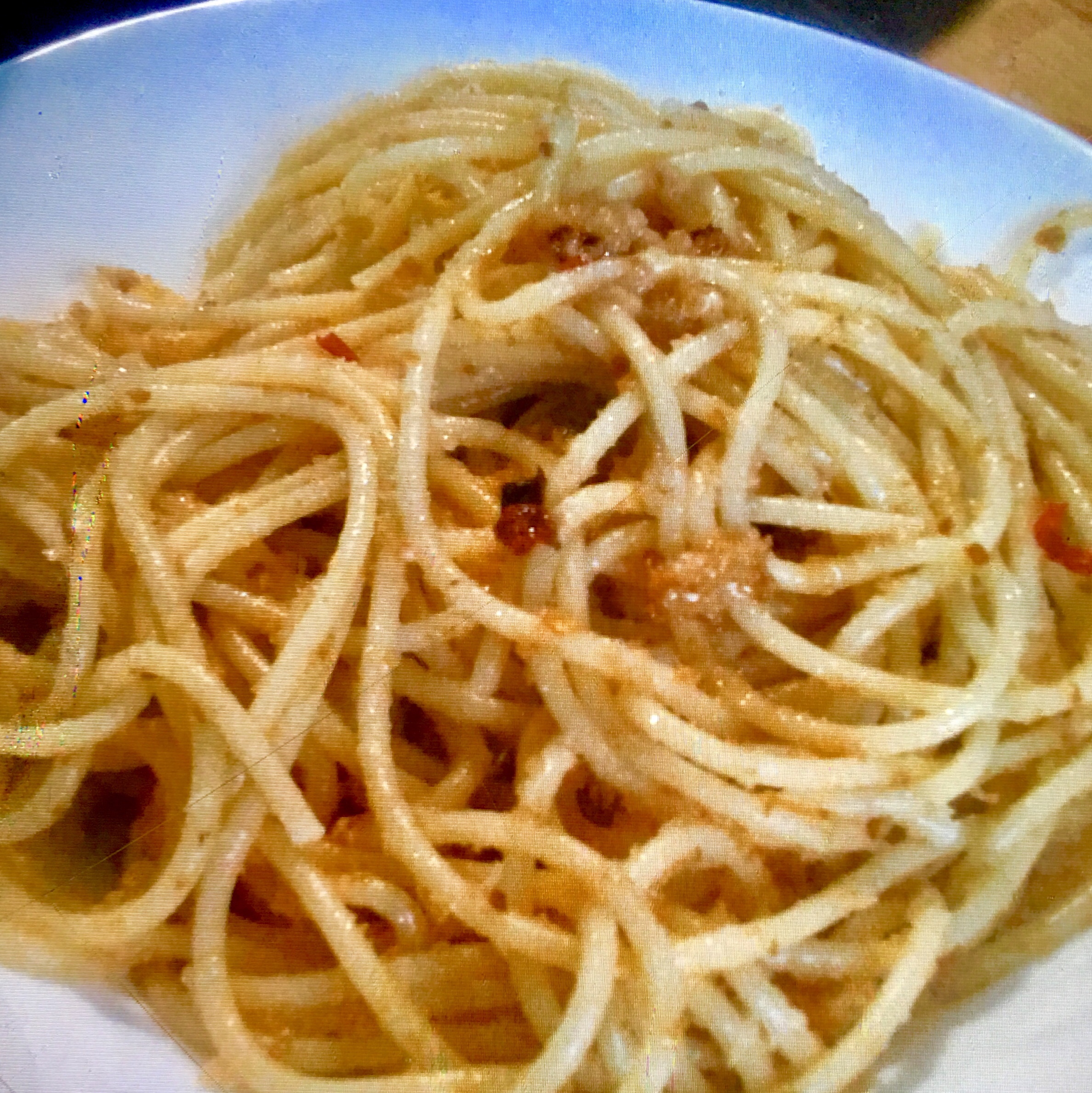 Špagety s česnekem, olejem a chilli papričkou se sardelkami a opečenou strouhankou