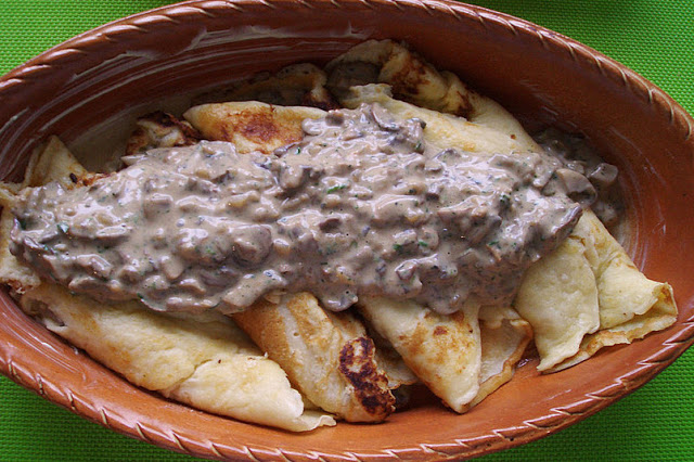 Gratinované palačinky s hříbkovou smetanou