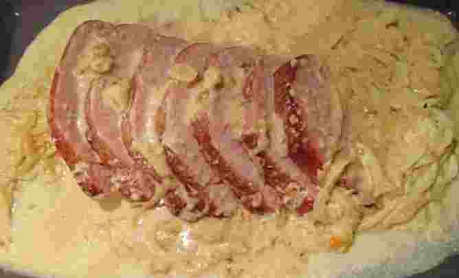 Kassler se sýrem hořčice na smetanových cibulkách