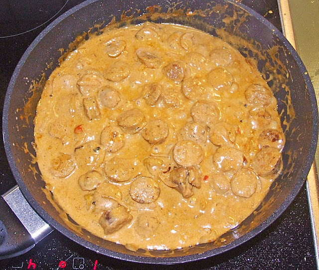 Grilovaná klobása v hořčičné smetanové omáčce