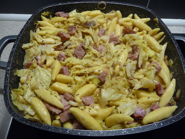 Zapečené špecle s kapustou