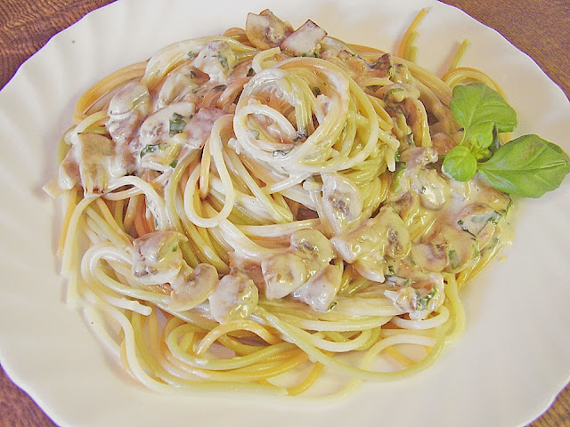 Těstoviny se sýrovou houbovou omáčkou