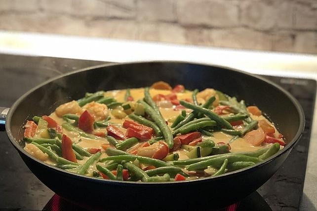 Wokované zelenina s arašídovou omáčkou a krevetami