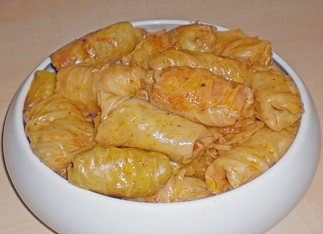 Krautwickel – Sarma se traduit en tchèque par :  
**Krautwickel – Sarma**  

(Note : “Krautwickel” et “Sarma” sont des noms de plats spécifiques, souvent utilisés tels quels même en tchèque. Cependant, si vous souhaitez une version décrivant le plat : “Krautwickel” peut être traduit par **”Kapustové závitky”** et “Sarma” par **”Sarma”** ou **”Plněné zelné listy”**.)  

Donc, un titre possible serait :  
**Kapustové závitky – Sarma**  
ou  
**Krautwickel – Sarma (Plněné zelné listy)**