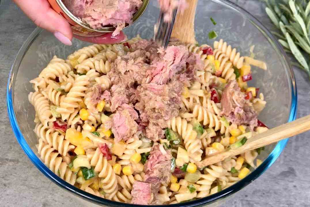 Tuňákový těstovinový salát