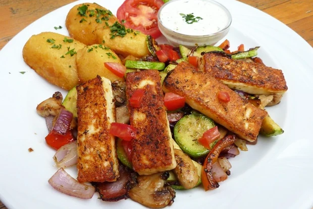 Halloumi sýr s středomořskou zeleninou