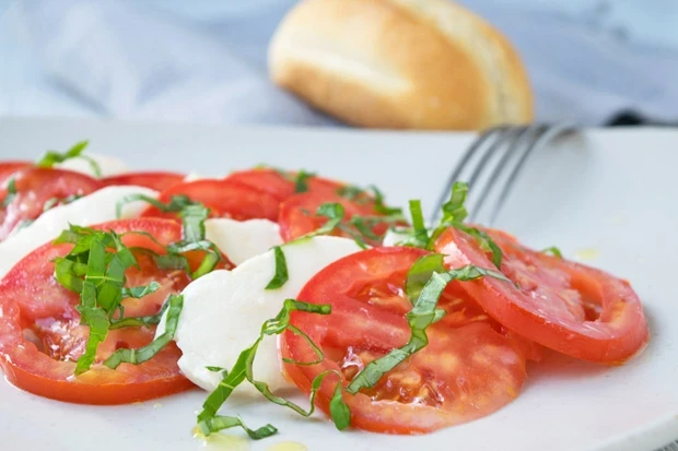 Italský salát z rajčat a mozzarelly