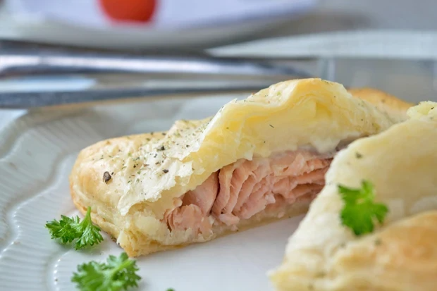 Lososový filet v listovém těstě