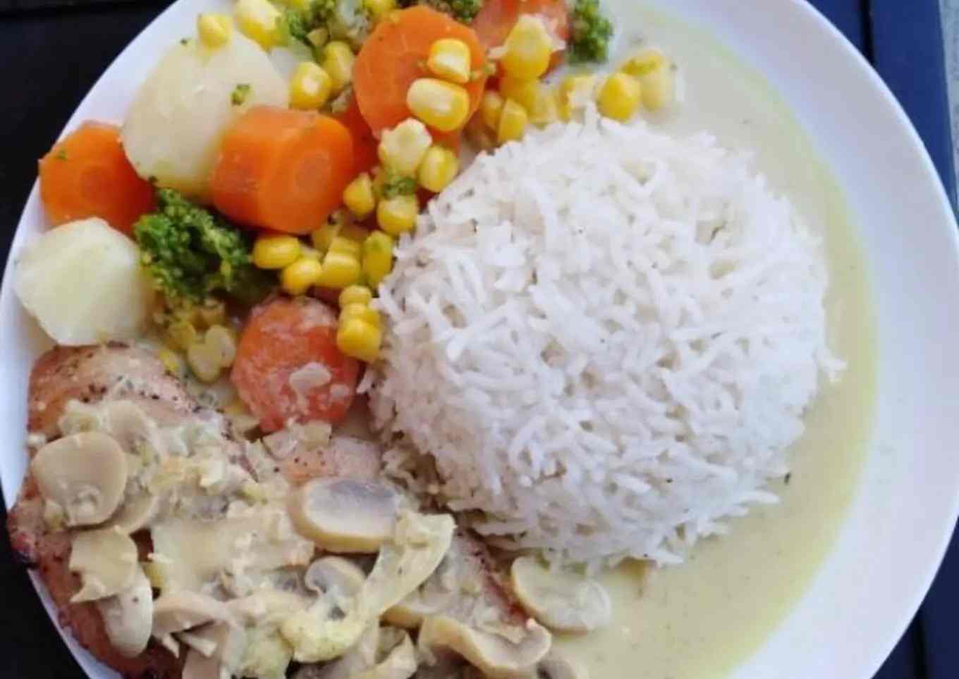 Cestoviny se zeleninou a čerstvým sýrem