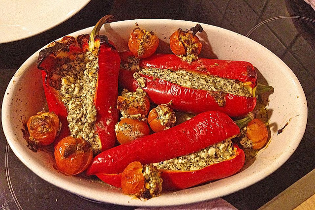 Pečená špičatá paprika plněná bylinkovým sýrem feta