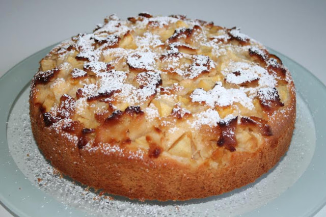 Jablečný marcipánový koláč