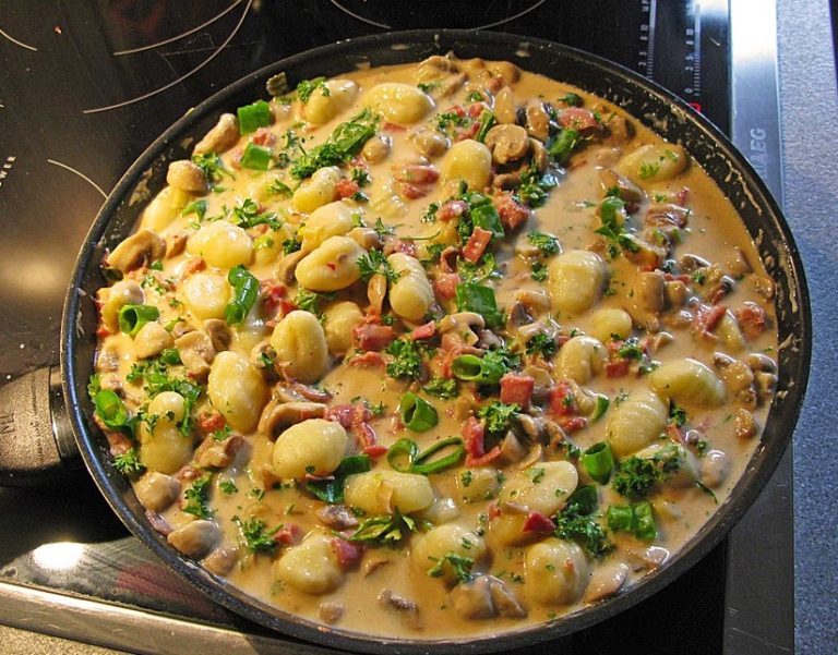 Gnocchi s houbami – krůtí prsa – omáčka