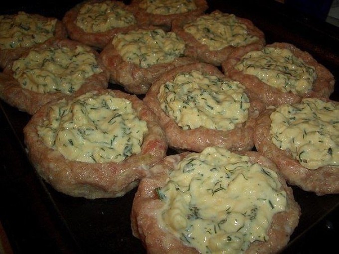 Mleté maso hnízda s tvarohovou náplní z trouby