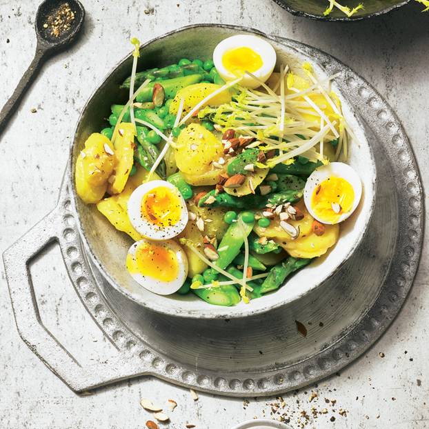 Bramborový chřestový salát s miso zálivkou