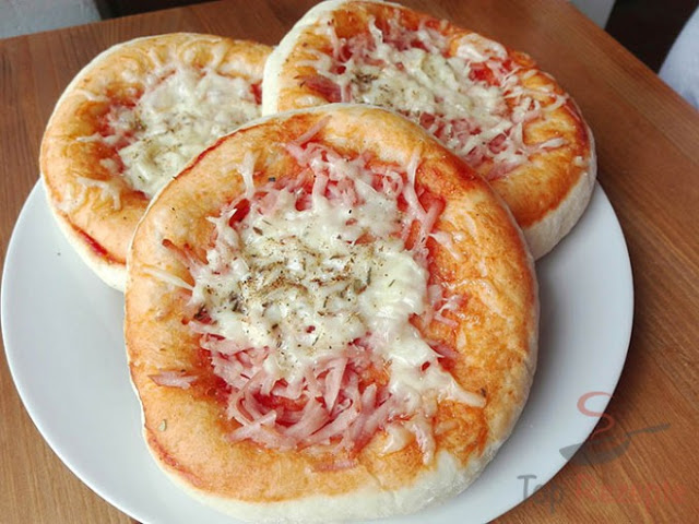 Dokonalé jogurtové kynuté těsto na malé pizzy nebo housky bez kynutí, hotové za pár minut