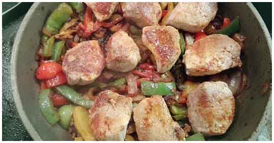 Vepřové medailonky na paprikové zelenině