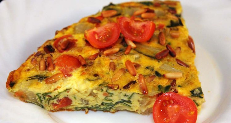 Frittata s rajčaty a piniovými oříšky
