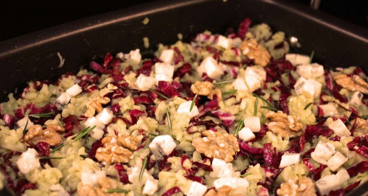 Pečené rizoto s čekankou a opraženými vlašskými ořechy