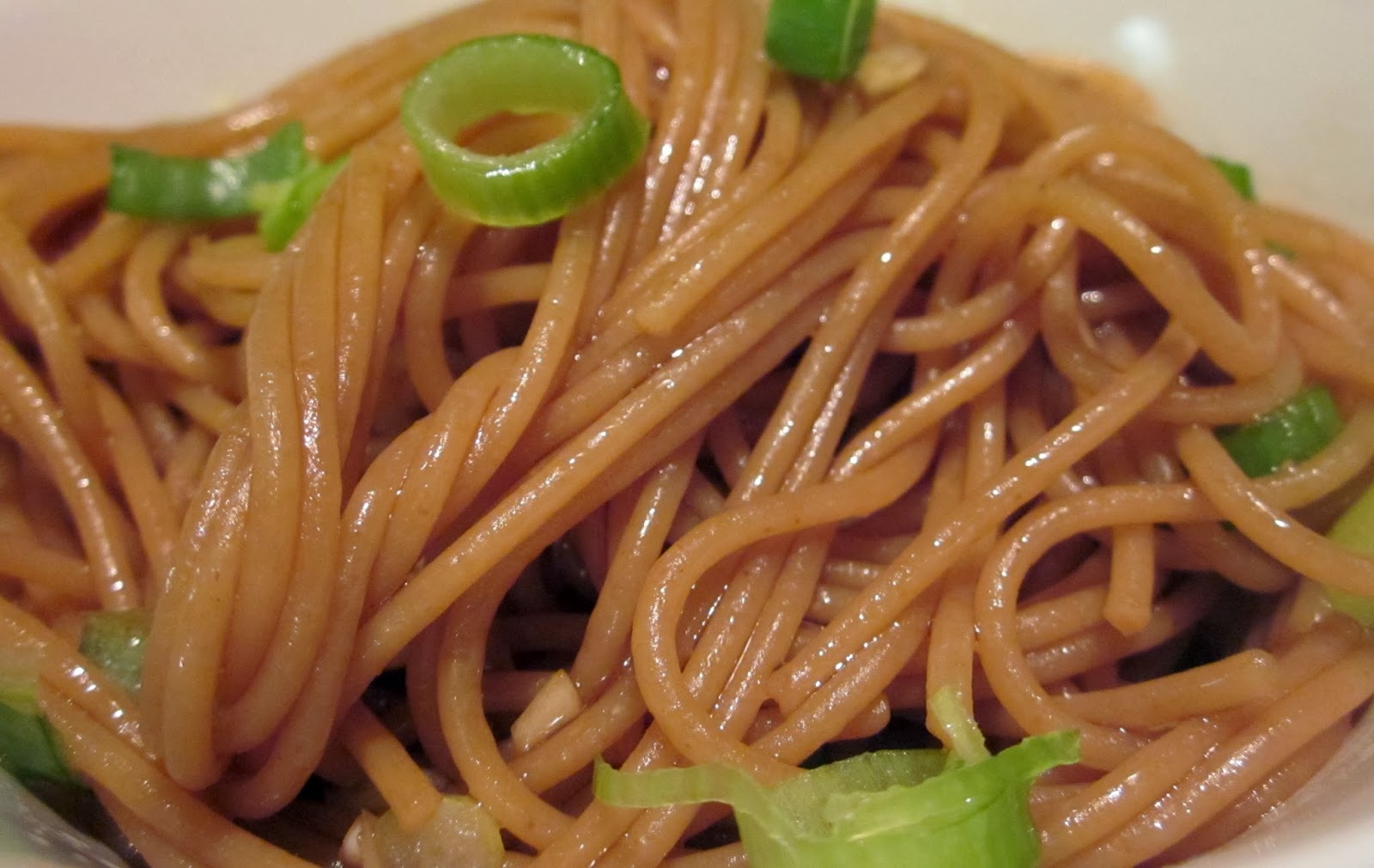 Soba nudle s sezamovou zálivkou