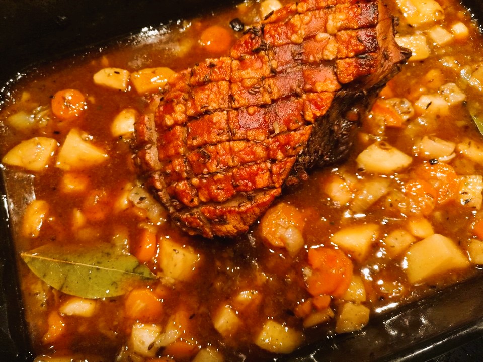 Pečené vepřové s křupavou kůrkou a chutnou omáčkou