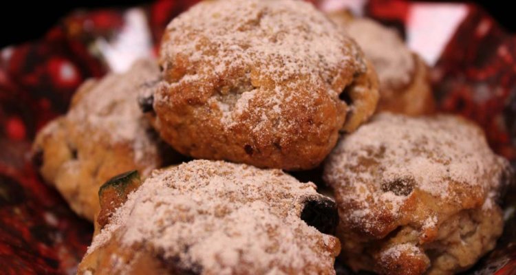 Stollenkonfekt se traduit et s’adapte en tchèque par **”Stollenské cukroví”**.