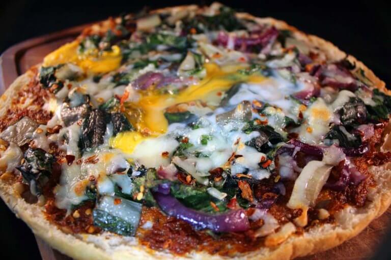 Chlebová pizza s mangoldem a vejcem