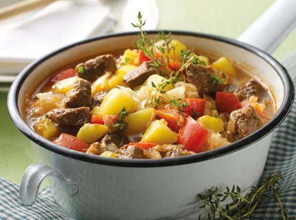 Hovězí guláš se zelím