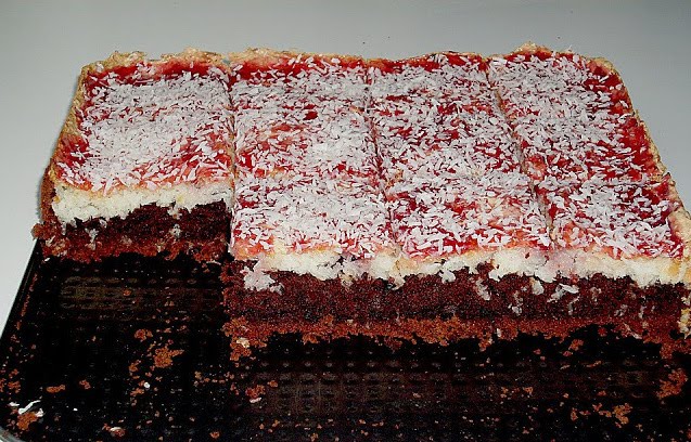 Kakaový koláč s kokosovou polevou