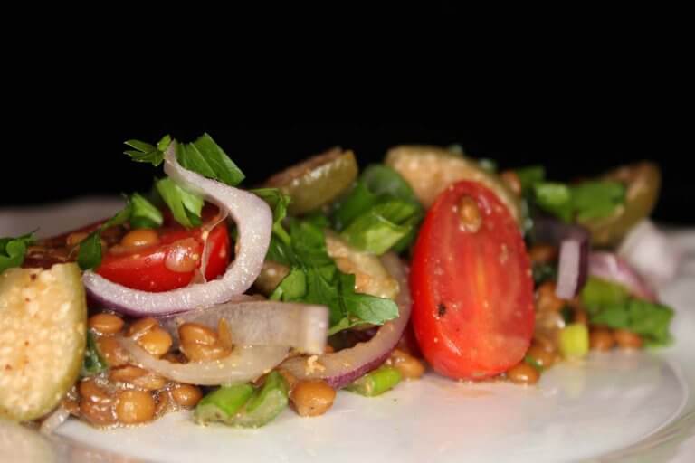 Mediterránský čočkový salát