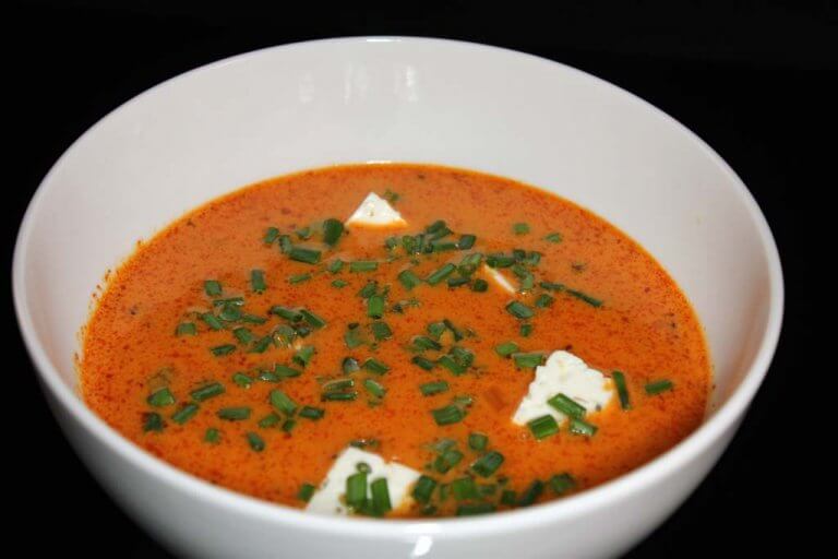 Papriková polévka s mletým masem a bylinkovým sýrem