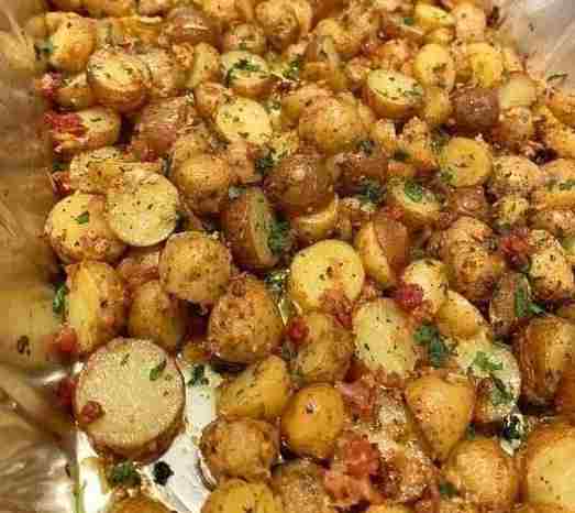 Křupavé česnekové brambory s parmezánem