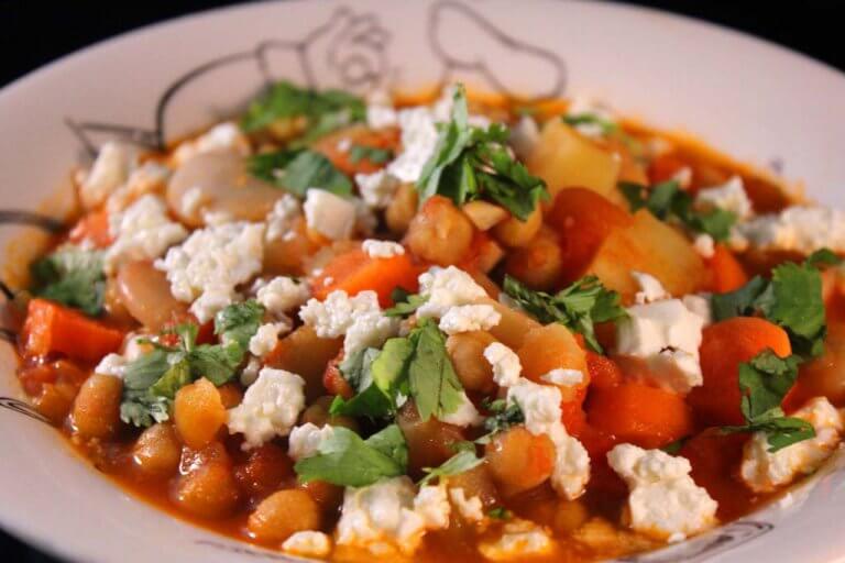 Dušený cizrna s bílými fazolemi